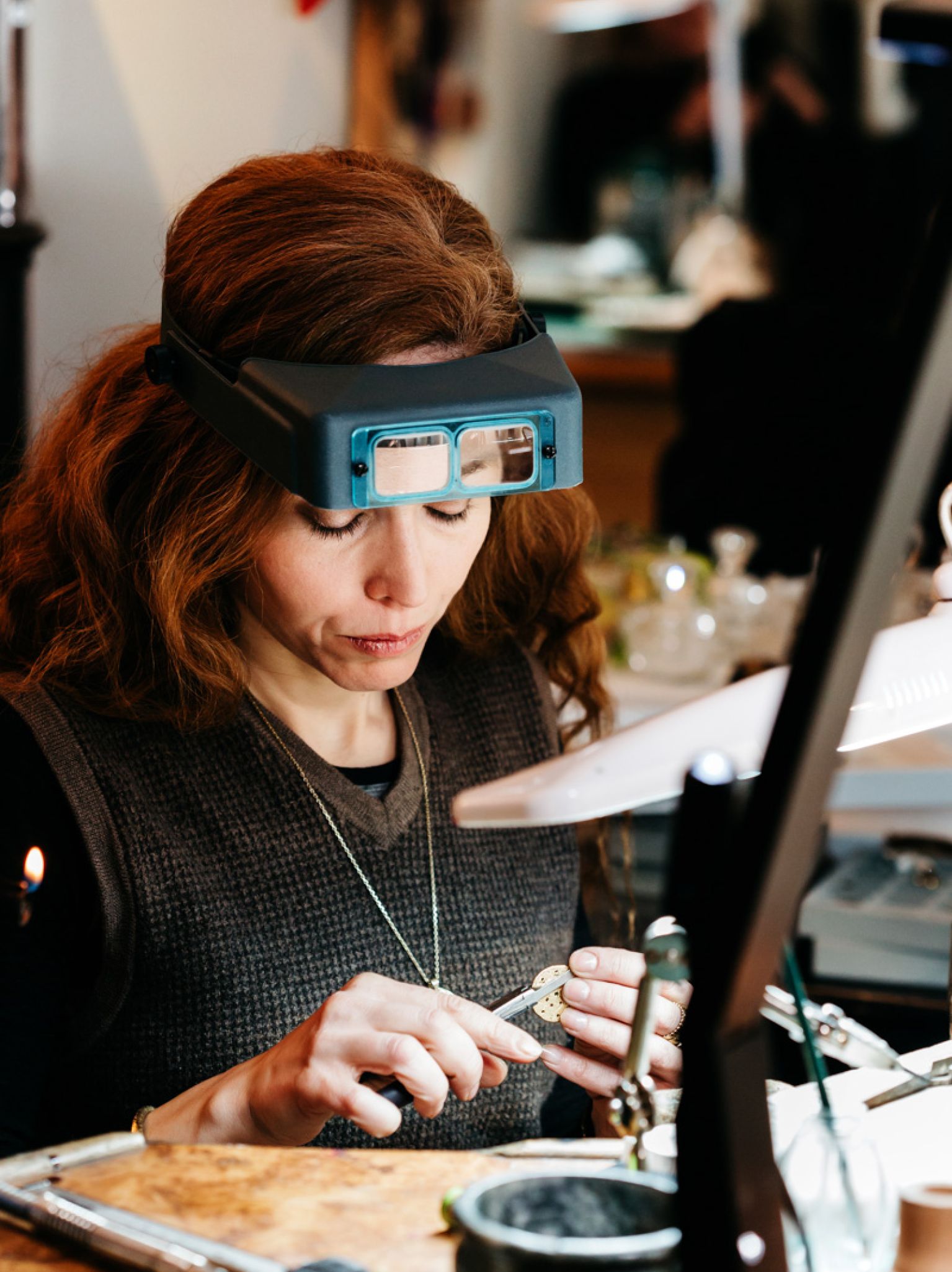 femme artisan joaillère en train de travailler à Paris