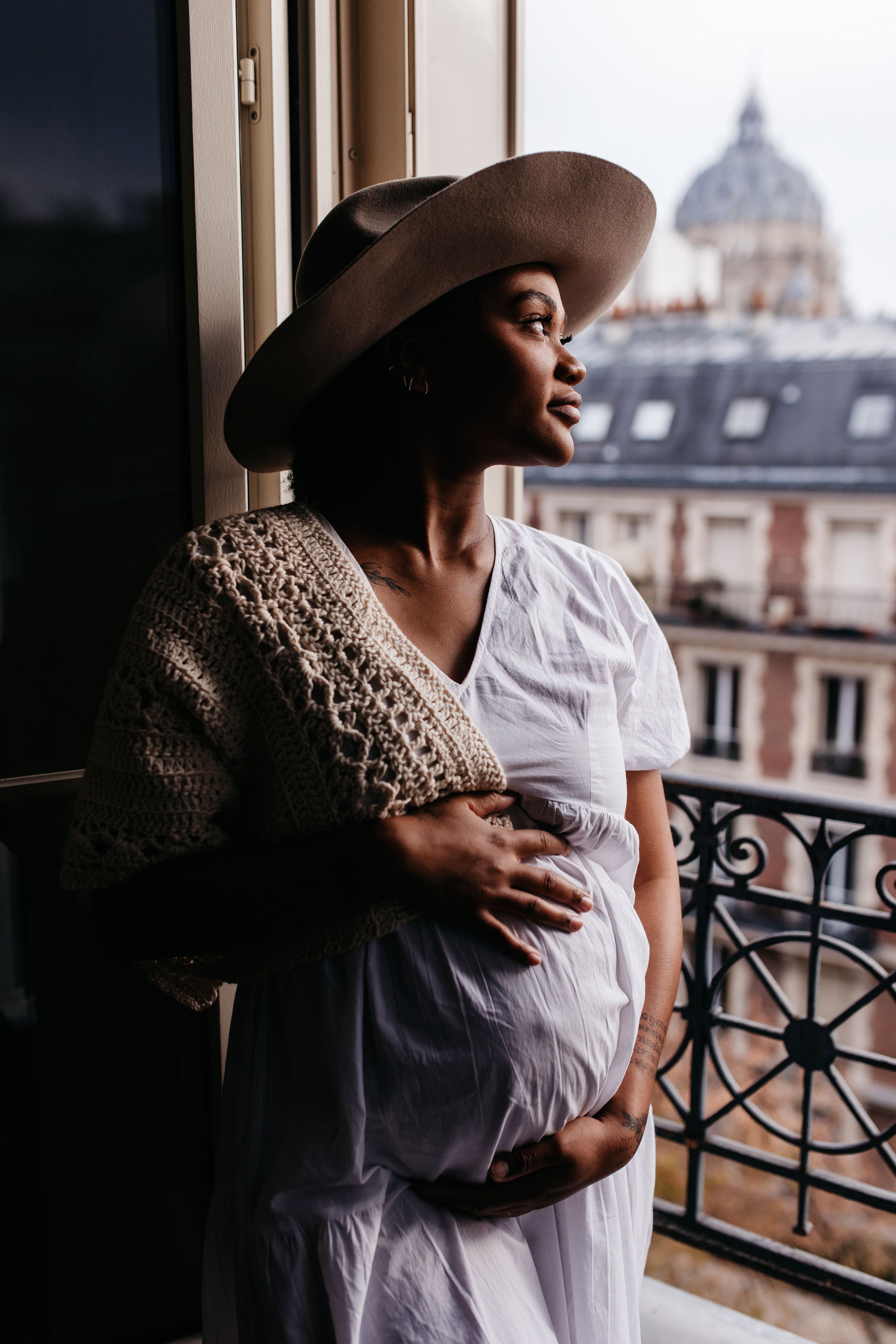 photo femme enceinte devant le pantheon