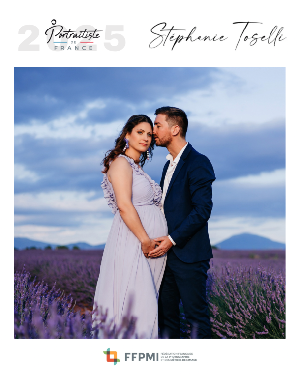 photo d'un couple avec femme enceinte dans les champs de lavande de Valensole