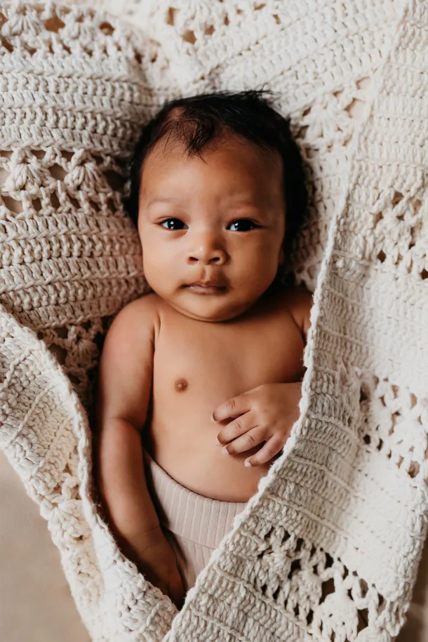 photo bébé métis dans une pose naturelle et yeux ouverts à Paris