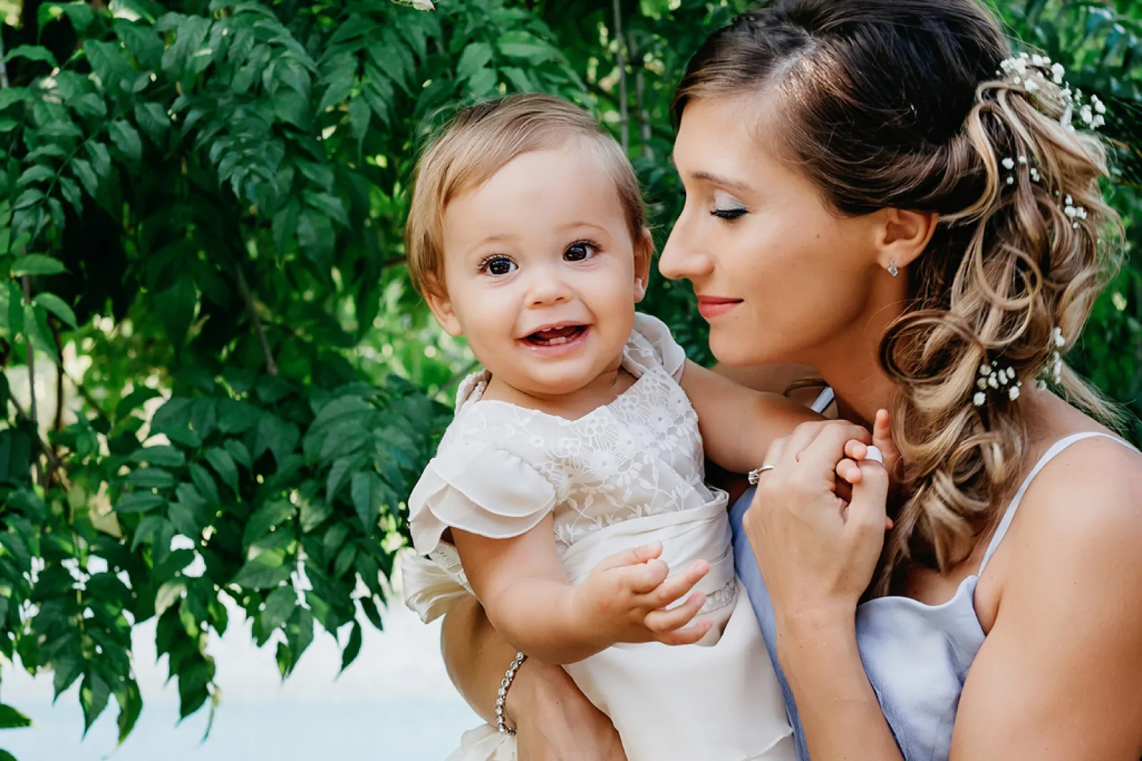 maman et sa fille lors du baptême en lumière naturelle à Paris