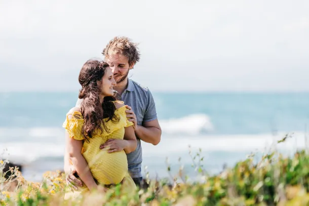 photo de grossesse en extérieur couple en bord de mer