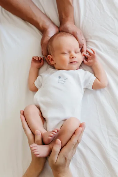 Photos de bébé à la naissance à domicile naturelle et lifestyle à Paris