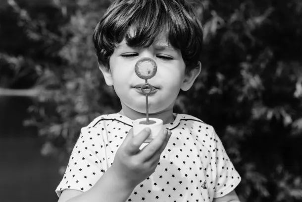 photo marrante en noir et blanc d'un enfant qui fait une bulle
