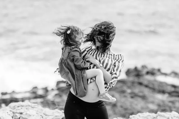 photo de grossesse lifestyle en noir et blanc 