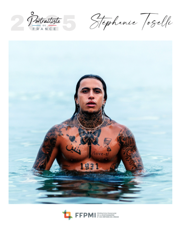 portrait homme torse nu tatoué sortant de l'eau