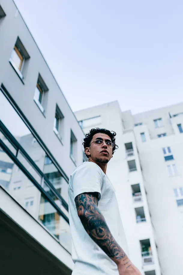 photo publicite homme avec des lunettes devant des immeubles à Paris