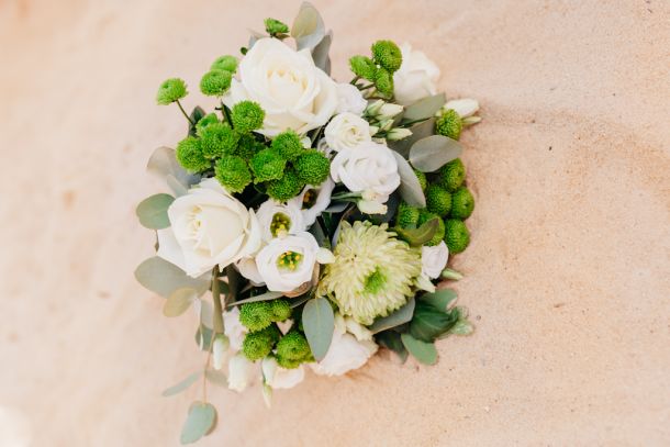 bouquet de la mariée posé sur la sable lors d'un destination wedding