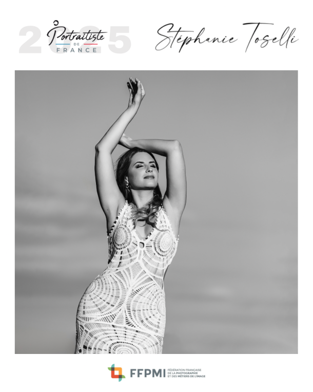 photo de femme lifestyle en noir et blanc en extérieur
