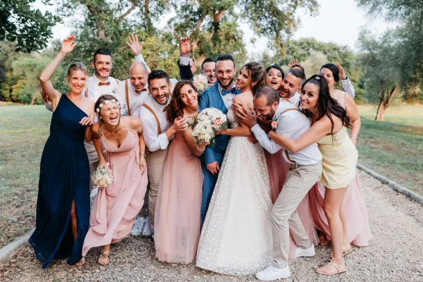 photo de groupe fun et joyeux pendant un mariage 
