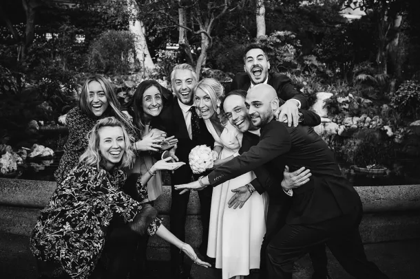 photo de groupe avec les mariés en noir et blanc lors d'un mariage civil à Monaco