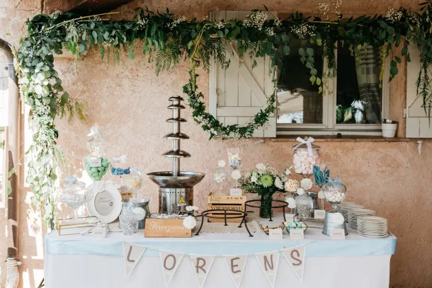décoration floral de baptême et bonbon pastel