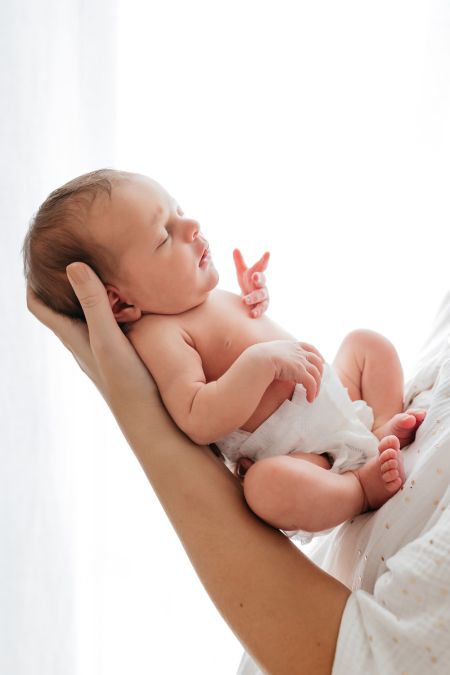 maman qui tient son bébé dans ses mains