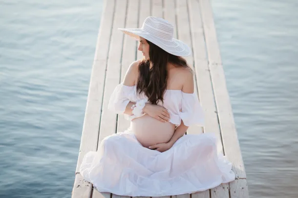photo femme enceinte editorial en extérieur