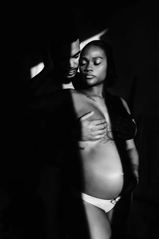 photo de couple et femme enceinte intimiste en noir et blanc à domicile à Paris