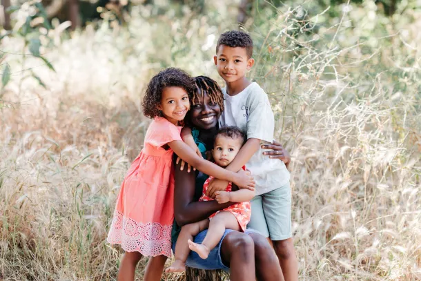 maman et ses trois enfants métisse en pleine nature lifestyle