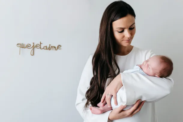 photo de naissance bébé dans les bras de sa maman dans le Val de Marne