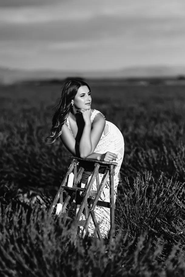 photo editorial de modèle femme en noir et blanc lifestyle