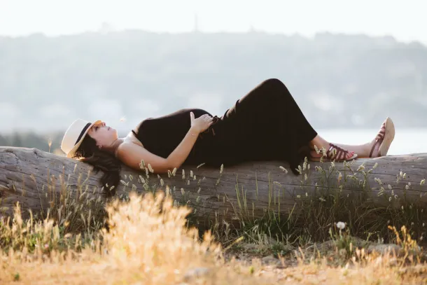 future maman allongée en pleine nature en été
