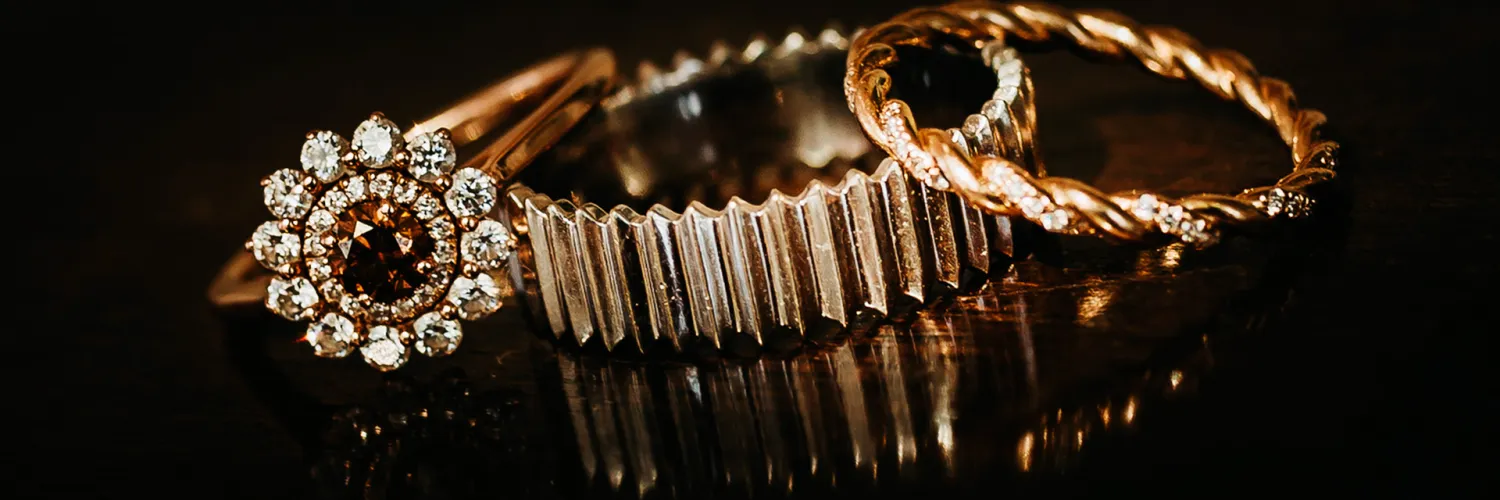photo d'alliance et de bague de fiançailles sur fond noir à paris