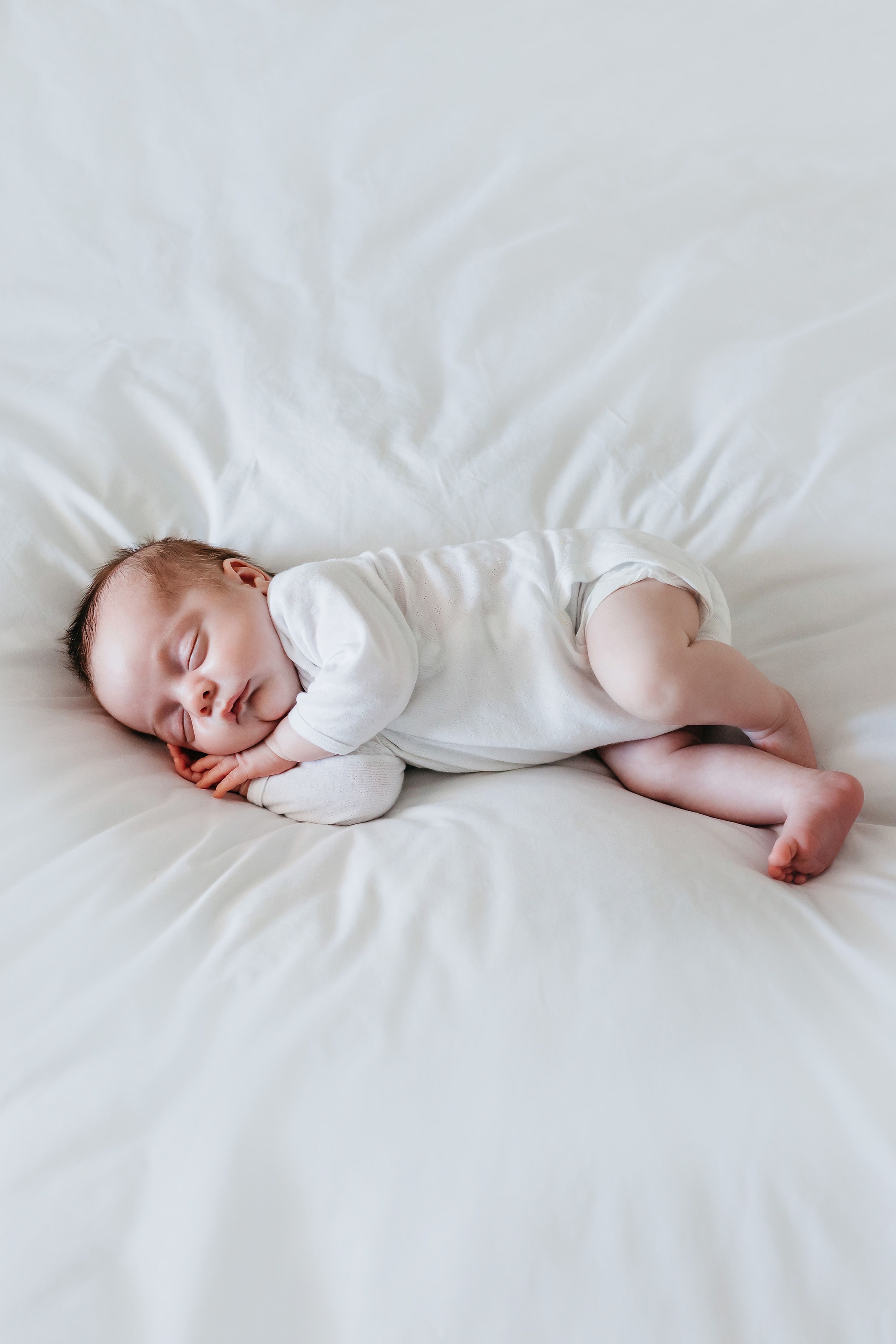 photo de bébé à domicile sur fond blanc Paris
