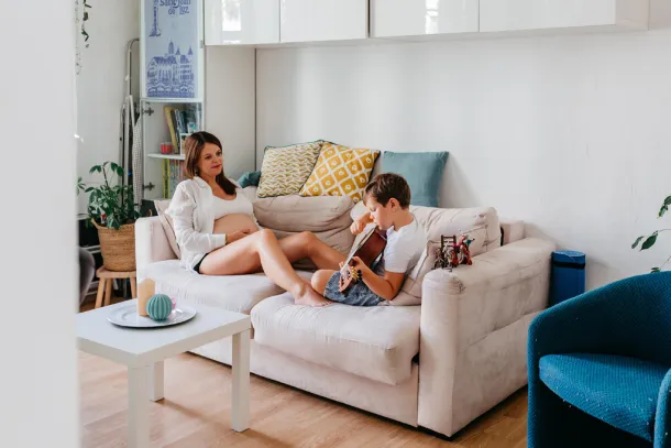 photo de femme enceinte en lifestyle à domicile à Paris