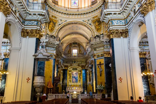 photo d'église illuminée