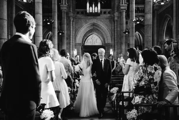 la mariée et son papa lors de l'entrée dans l'église