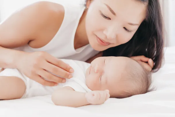 Photo de bébé et maman à Paris douce et naturelle
