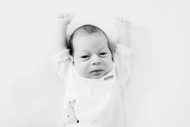photo de bébé en noir et blanc dans un tee shirt BOSS