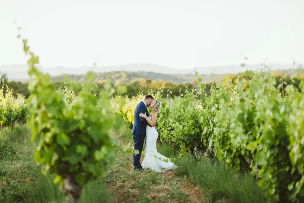 photos de couple de mariés dans les vigne du château Sainte Roseline