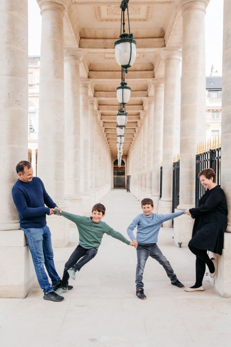 famille jardin palais royal Paris qui s'amuse