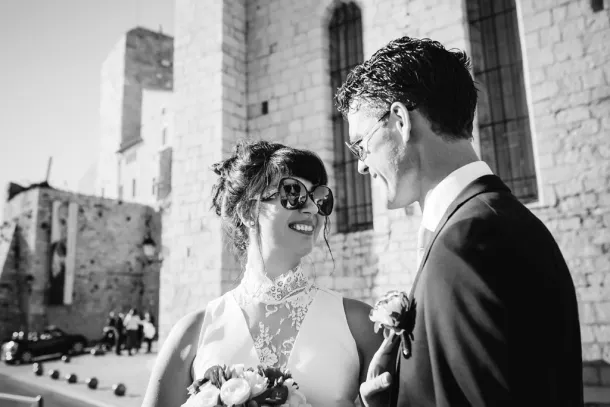 mariés qui se regardent en noir et blanc et reflet du marié dans les lunettes de soleil de la mariée à Antibes