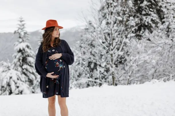 photo de femme enceinte dans la neige en hiver à Paris
