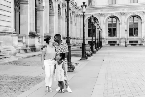 photo de famille en noir et blanc dans la cour du Louvre à Paris
