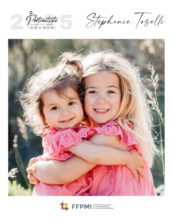 deux petites filles en rose qui se serrent dans les bras en souriant