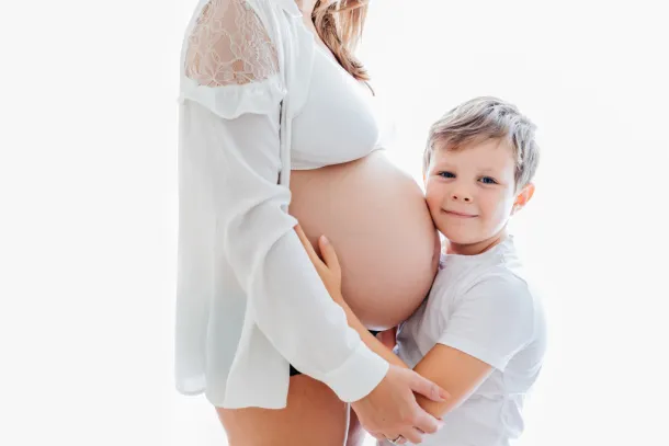 photo de grossesse avec l'ainé devant le ventre de sa maman